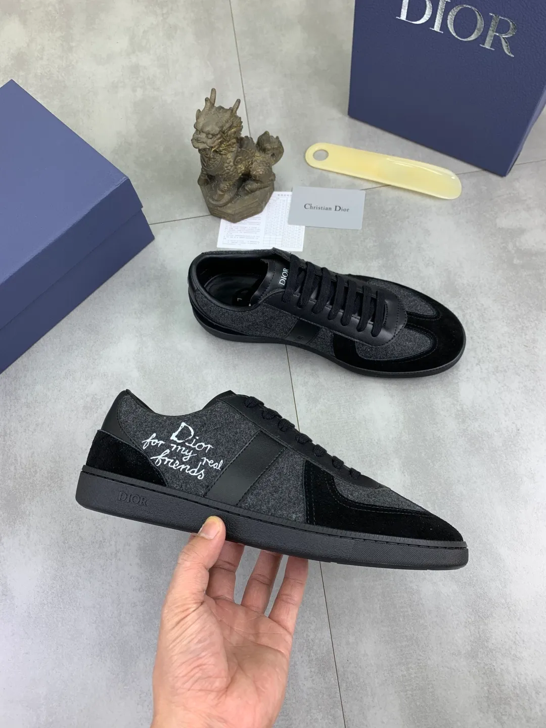 Men's shoes 💰P380 New Dior B01 moral training shoes, white first-layer cowhide, original molded outsole. New to the fall collection, this sneaker marks the return of a Dior classic, reinterpreted in a stylish and elegant silhouette. Crafted from white smooth first-grain cowhide with a tonal silk sheepskin lining, it features the Dior logo on the tongue and inner sides, and a CD icon on the heel. Paired with Tpu anti-slip soles of the same color, it can be matched with various styles to create a sophisticated look.  Code number: 38-44